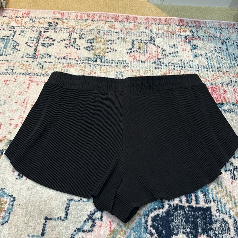Black Pleated Shorts - Picture 3 of 3